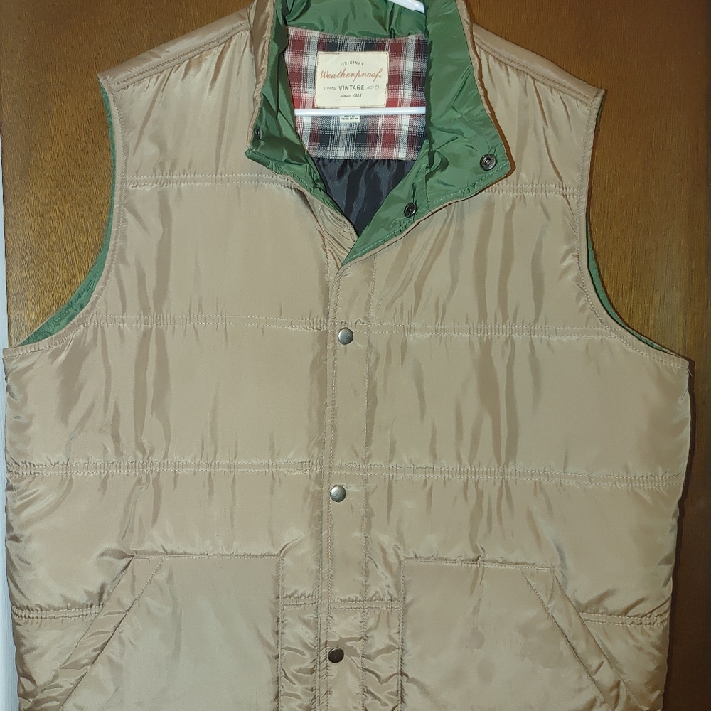 Mens vest. Khaki and green